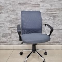 Кресло Barneo K-147 для персонала (серая ткань и сетка) в Коротчаево - korotchaevo.mebel24.online | фото